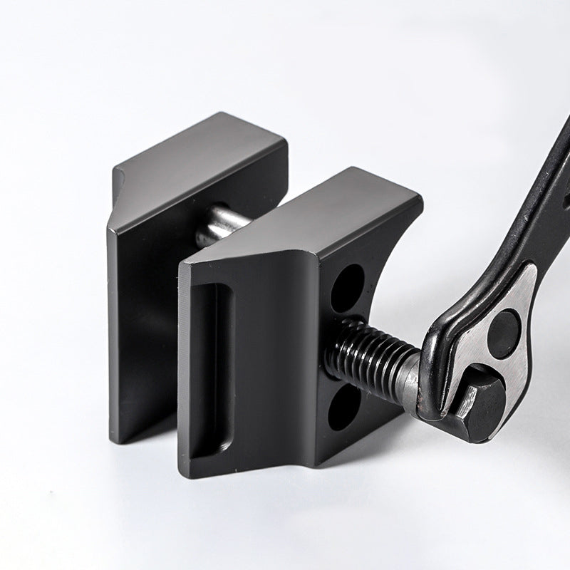 StålFix Separator – Kraftfullt verktyg för enkelt bilunderhåll